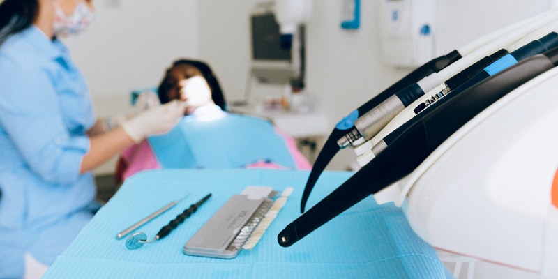 koliko-stane-zobni-implantat